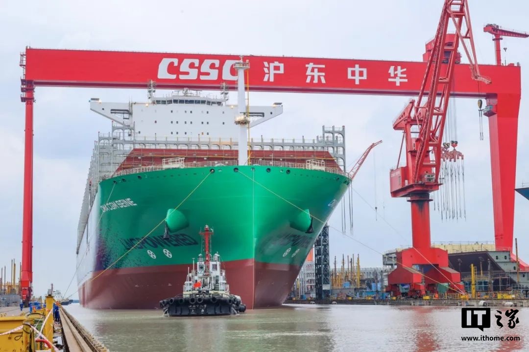 沪东中华：全球首艘 24000TEU 级双燃料集装箱船提前 10 天出坞，可承载 22 万吨货物